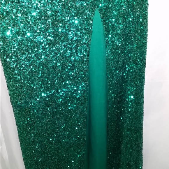 Beautiful gown! ๐ - Picture 3 of 4